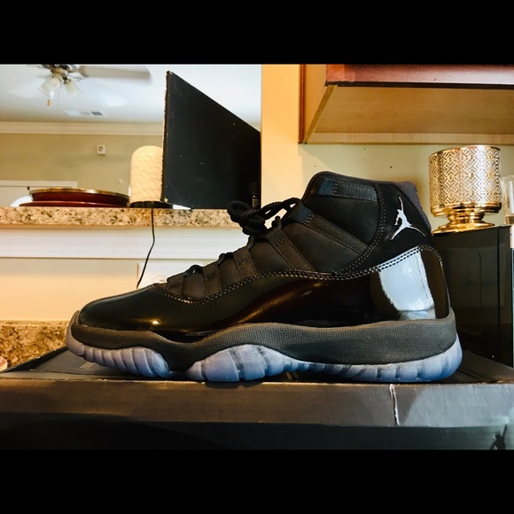 Air Jordan 11 Cap & Gown Men sz- 10.5 - Picture 3 of 7